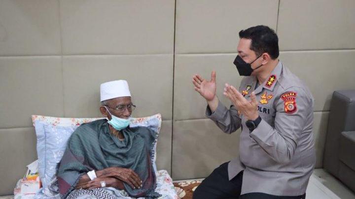 Kapolda Aceh Irjen Ahmad Haydar mengunjungi Abu Tumin saat masih dirawat di rumah sakit. Foto: PID Polda Aceh.