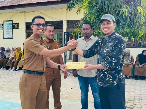 Alumni SMA Negeri 1 Samalanga Salurkan Donasi untuk Siswa Terdampak Banjir Bandang