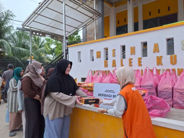 Rumah Zakat Salurkan 500 Paket Buka Puasa untuk Penyintas di Bireuen