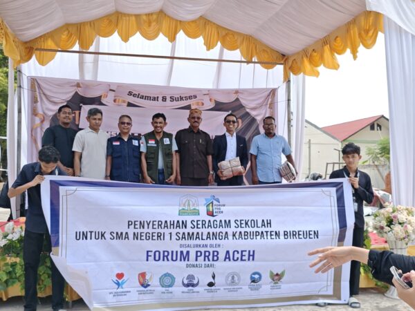 FPRB Aceh Salurkan Bantuan Seragam Sekolah untuk Siswa SMA Negeri 1 Samalanga