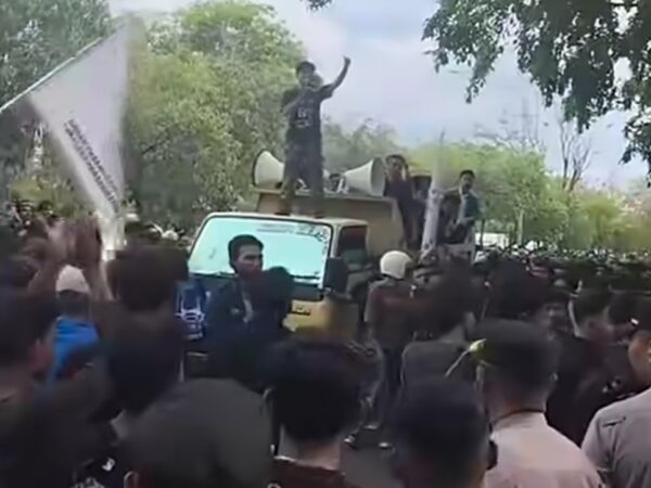 Protes Keras Kebijakan JKA: Ratusan Massa Kepung Kantor Gubernur, Tuntut Pergub Nomor 2 Tahun 2026 Dicabut!